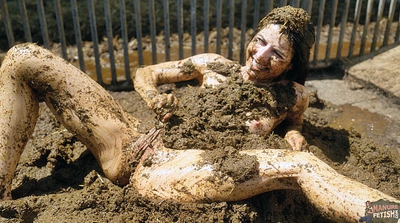 Kaitlyn Katsaros (Manurefetish) - Going Crazy In Pigshit  (2025)